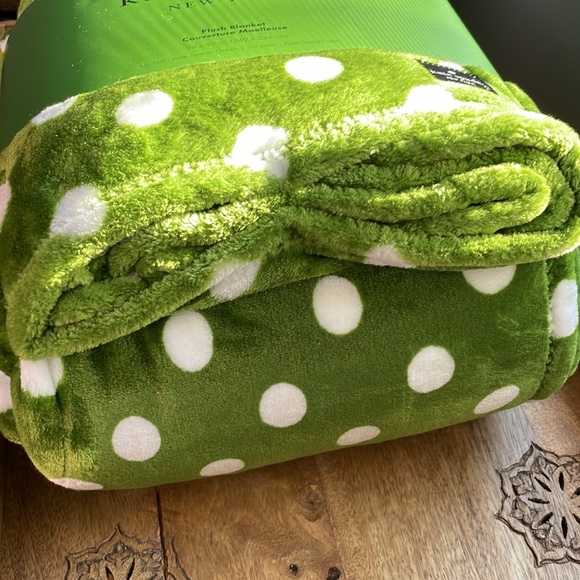 πHPπβ οΈKATE SPADE β οΈ Plush Adorable Polka Dot Fleece Queen Blanket - Picture 6 of 8